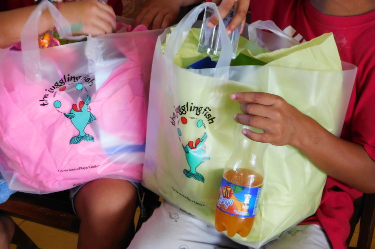 goodie bag from The Juggling Fish Aruba for Imeldahof kids